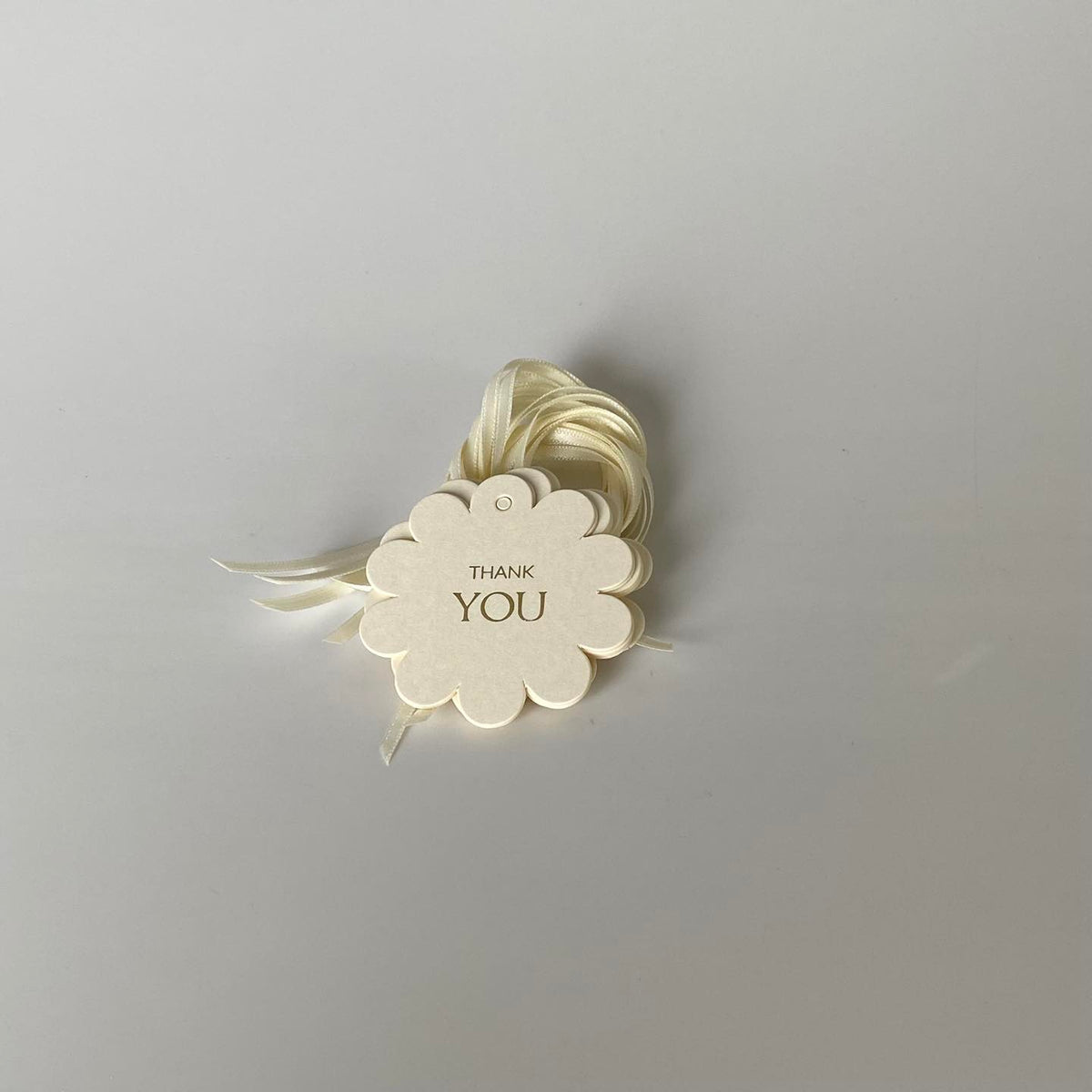 Set of 100 Kraft Paper Gift Tags with Ribbon – 5cm Round or Flower Shape, Hot-Foil “WITH LOVE” for Gift Bags