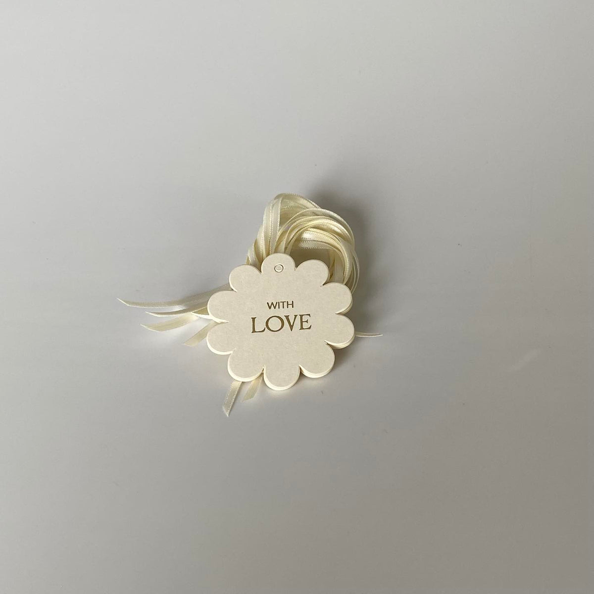 Set of 100 Kraft Paper Gift Tags with Ribbon – 5cm Round or Flower Shape, Hot-Foil “WITH LOVE” for Gift Bags