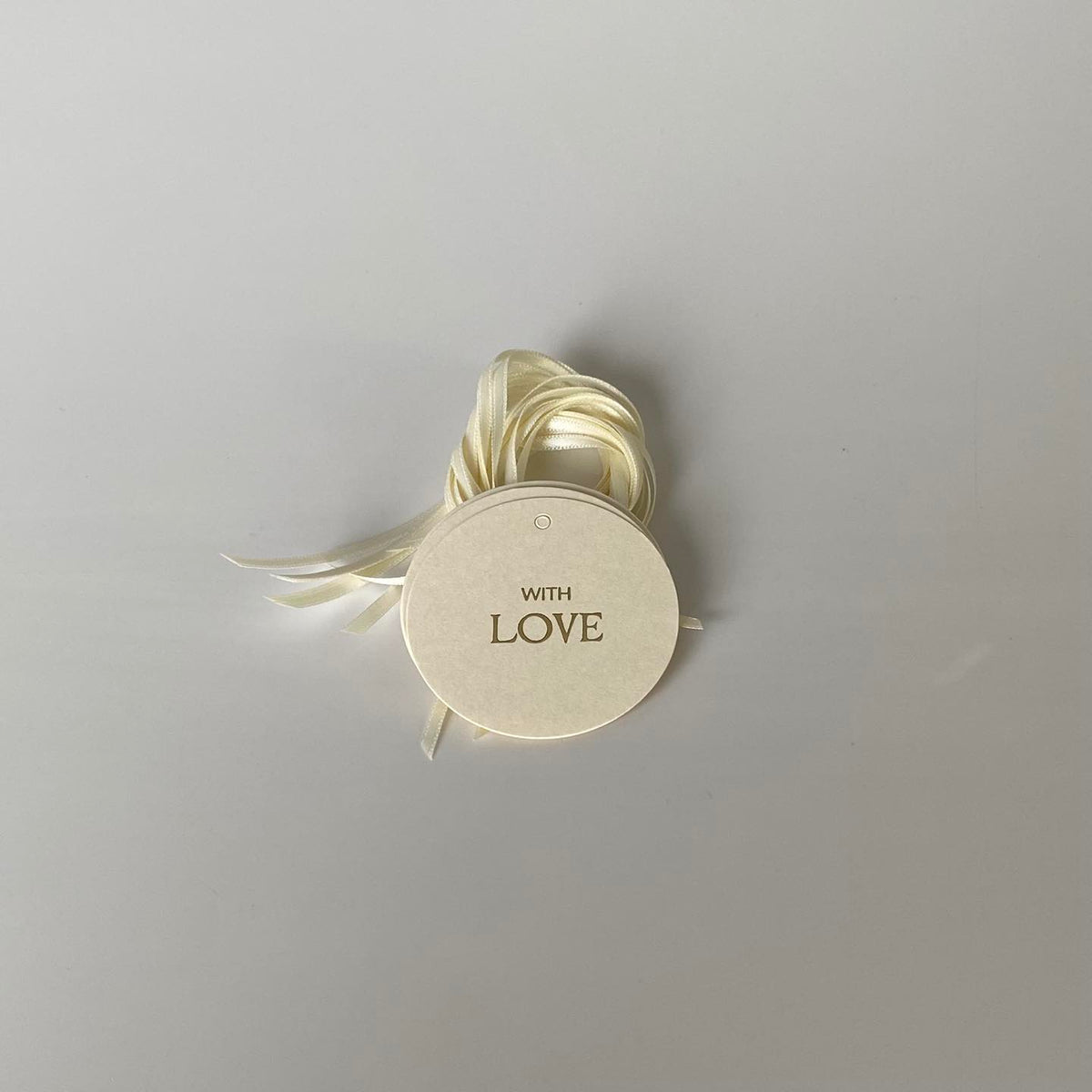 Set of 100 Kraft Paper Gift Tags with Ribbon – 5cm Round or Flower Shape, Hot-Foil “WITH LOVE” for Gift Bags