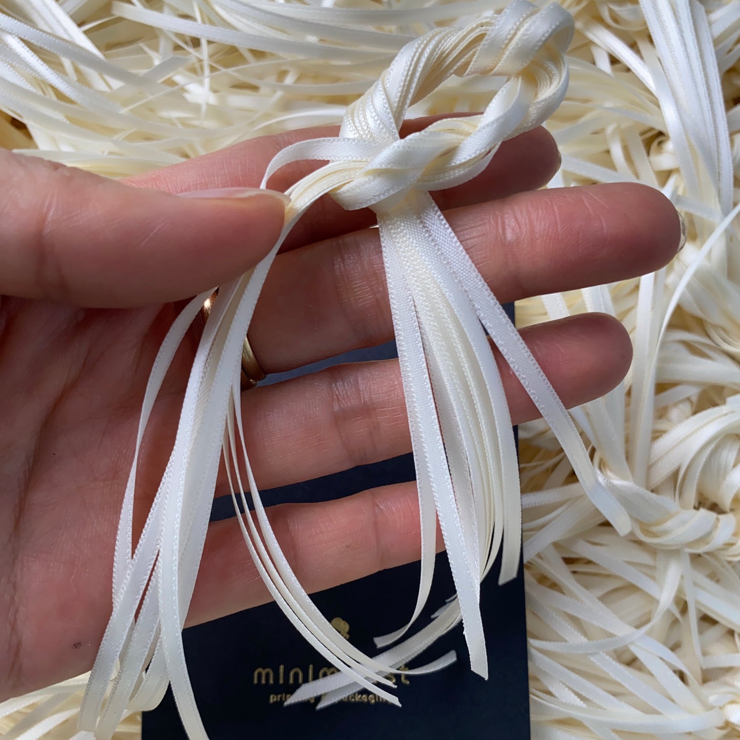 Set of 10-50 Kraft Paper Gift Tags with Ribbon – 5cm Round or Flower Shape, Hot-Foil “WITH LOVE” for Gift Bags