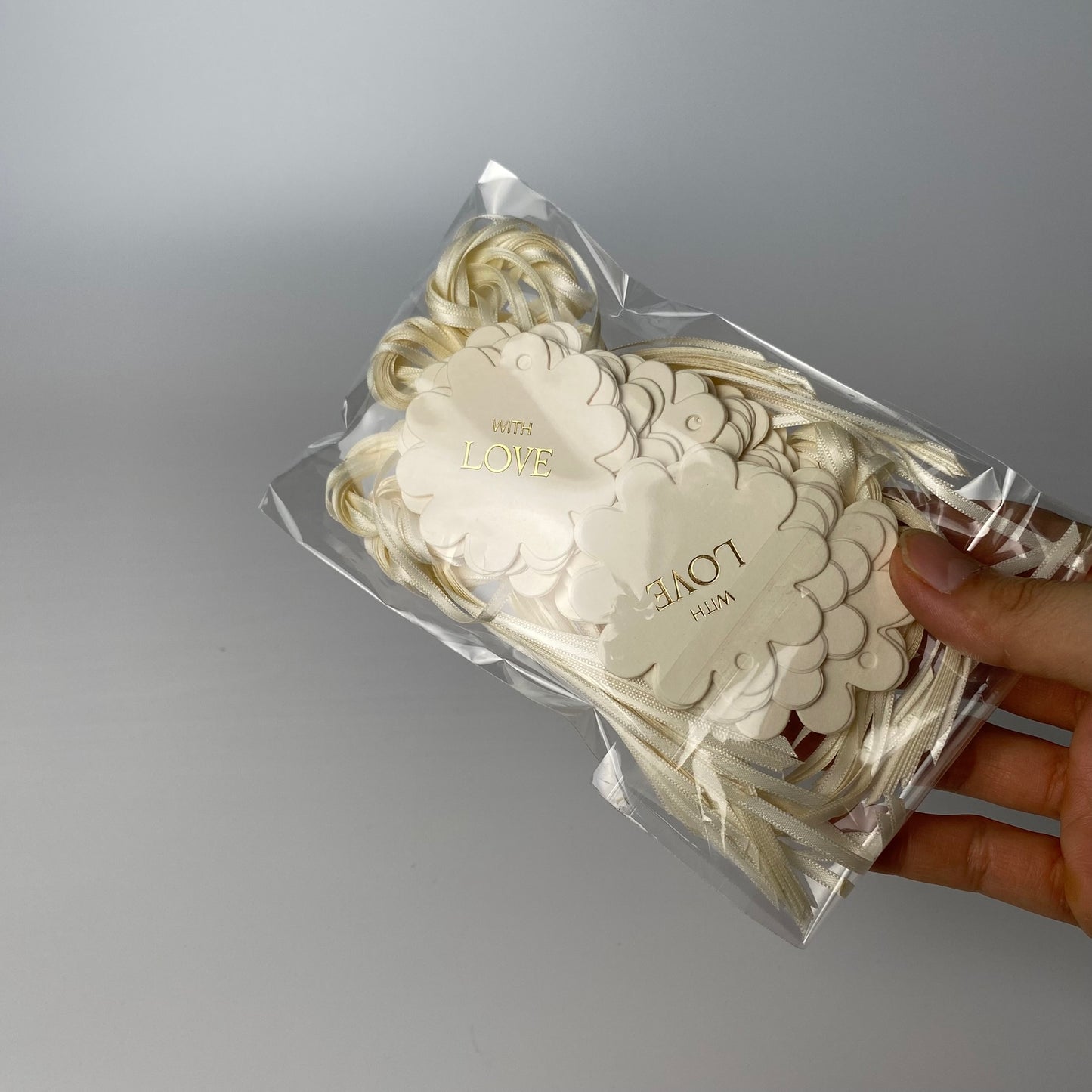 Set of 10-50 Kraft Paper Gift Tags with Ribbon – 5cm Round or Flower Shape, Hot-Foil “WITH LOVE” for Gift Bags