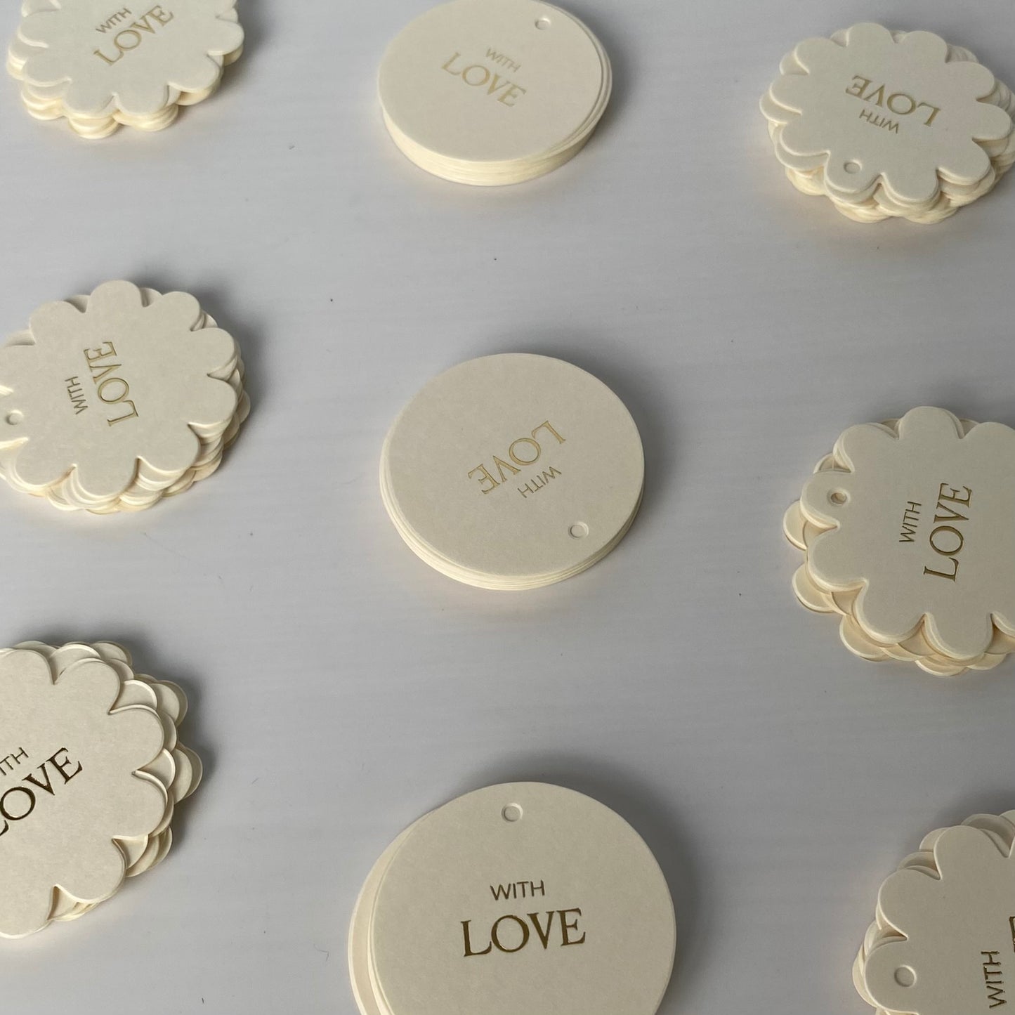 Set of 10-50 Kraft Paper Gift Tags with Ribbon – 5cm Round or Flower Shape, Hot-Foil “WITH LOVE” for Gift Bags