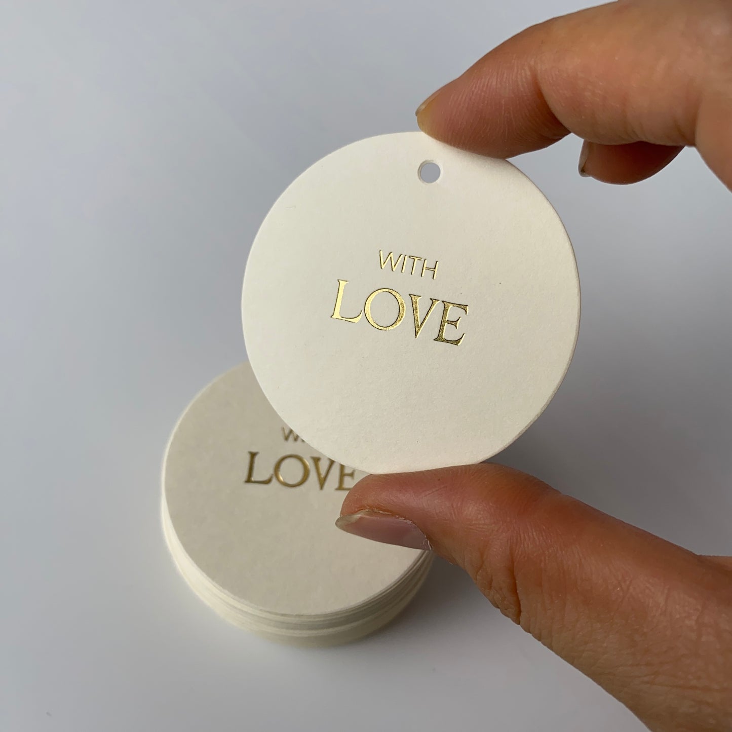 Set of 10-50 Kraft Paper Gift Tags with Ribbon – 5cm Round or Flower Shape, Hot-Foil “WITH LOVE” for Gift Bags