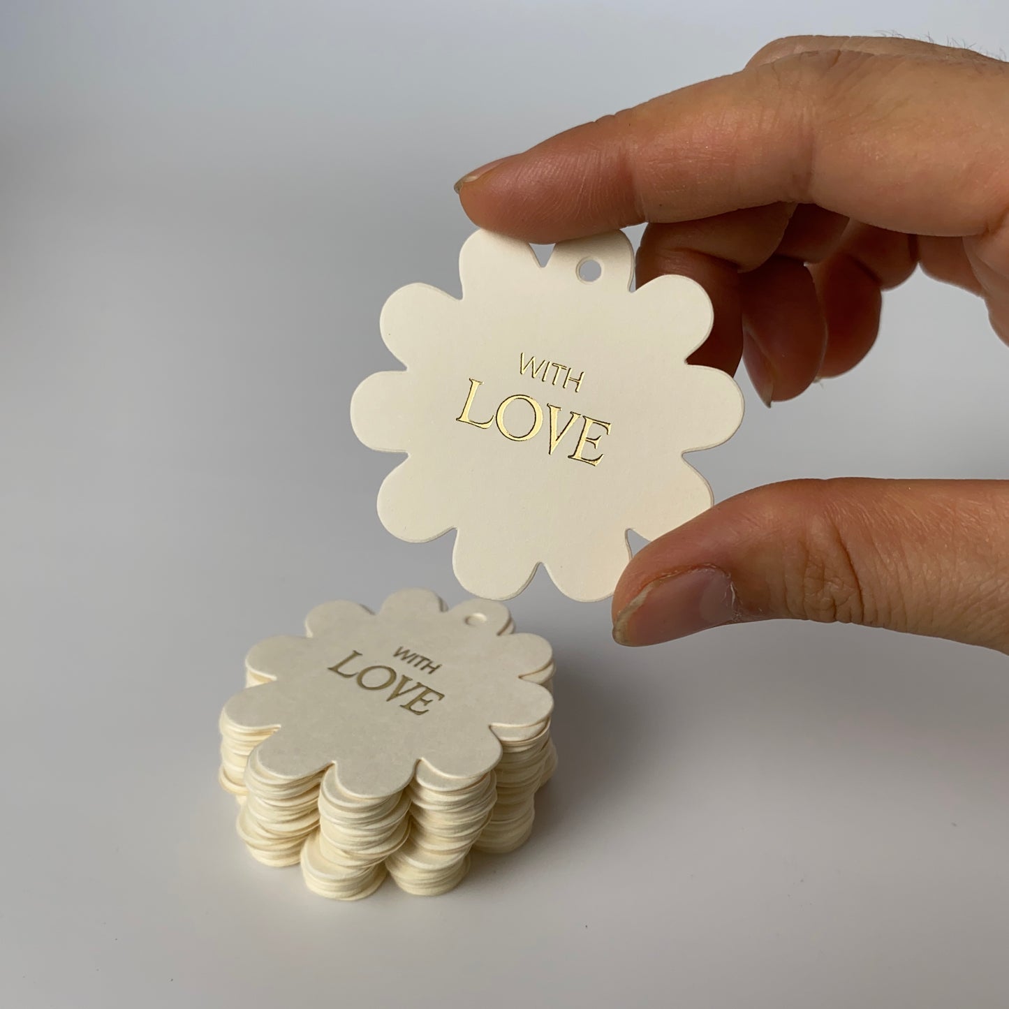 Set of 10-50 Kraft Paper Gift Tags with Ribbon – 5cm Round or Flower Shape, Hot-Foil “WITH LOVE” for Gift Bags