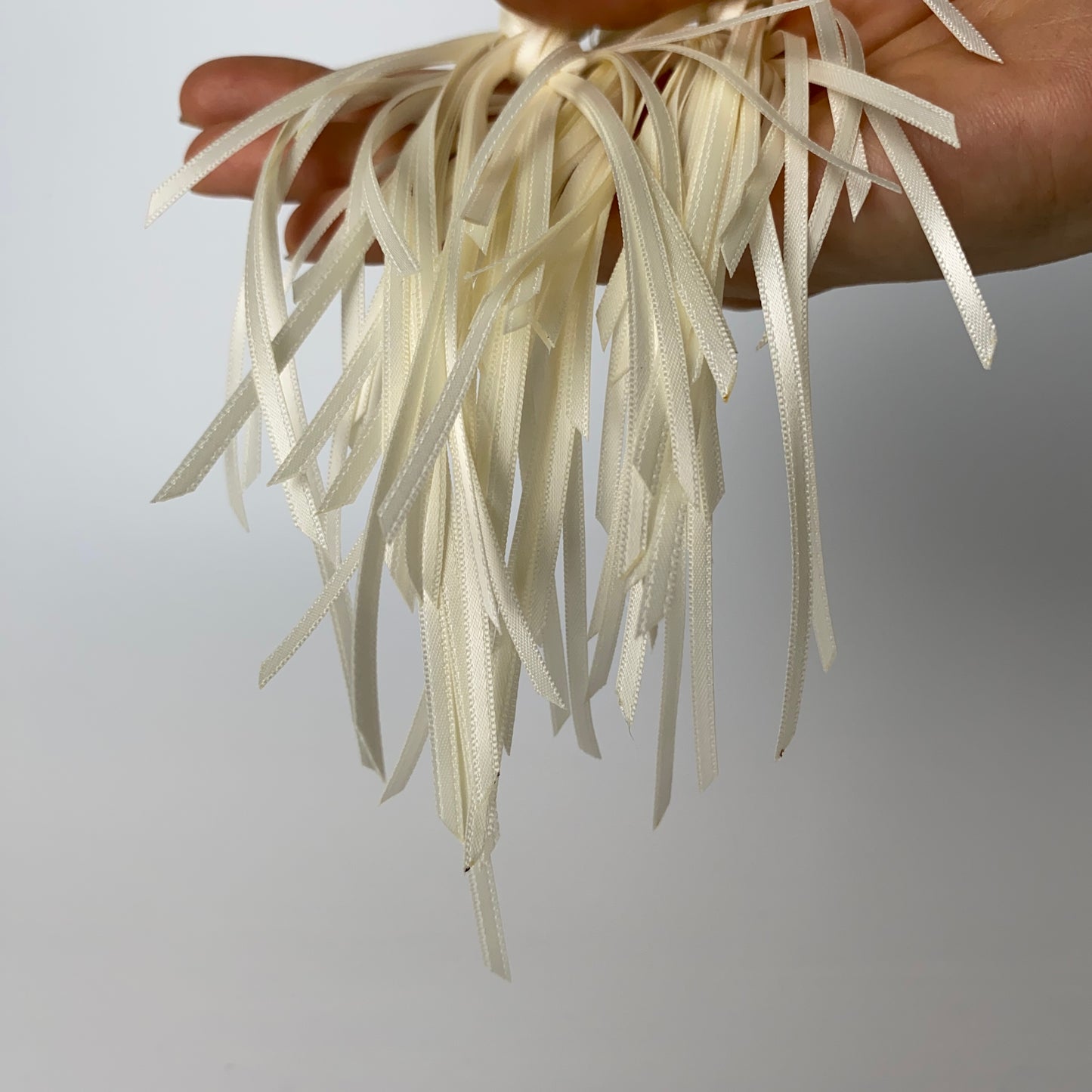 Set of 10-50 Kraft Paper Gift Tags with Ribbon – 5cm Round or Flower Shape, Hot-Foil “WITH LOVE” for Gift Bags