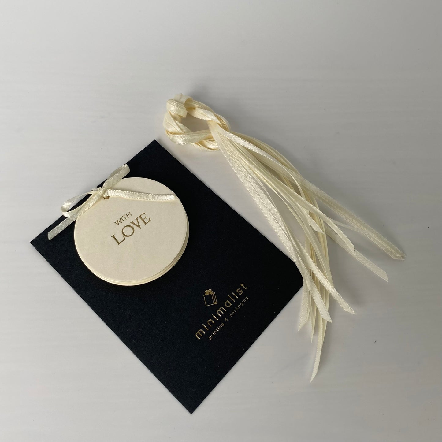 Set of 10-50 Kraft Paper Gift Tags with Ribbon – 5cm Round or Flower Shape, Hot-Foil “WITH LOVE” for Gift Bags