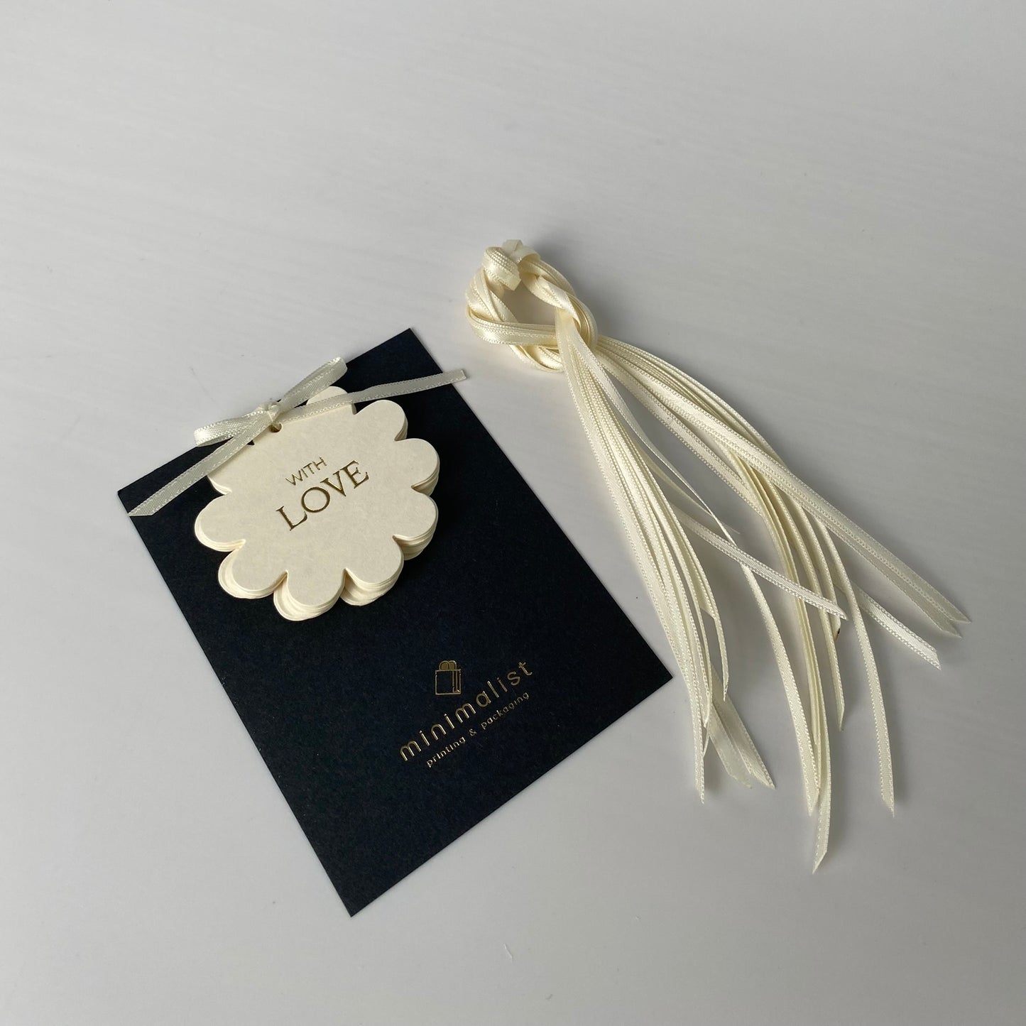 Set of 10-50 Kraft Paper Gift Tags with Ribbon – 5cm Round or Flower Shape, Hot-Foil “WITH LOVE” for Gift Bags