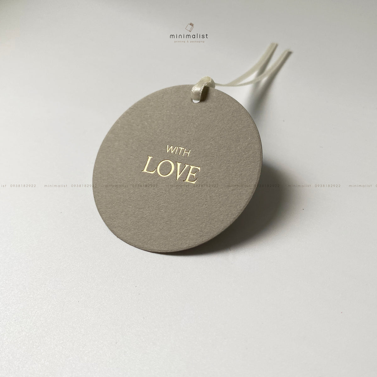 Premium Art Paper Gift Tags – Set of 50 Round Tags (6cm) with Hot-Foil “WITH LOVE” – Minimalist Style for Gift Bags & Packaging