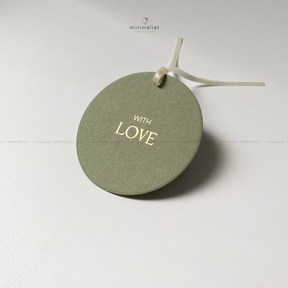 Premium Art Paper Gift Tags – Set of 50 Round Tags (6cm) with Hot-Foil “WITH LOVE” – Minimalist Style for Gift Bags & Packaging