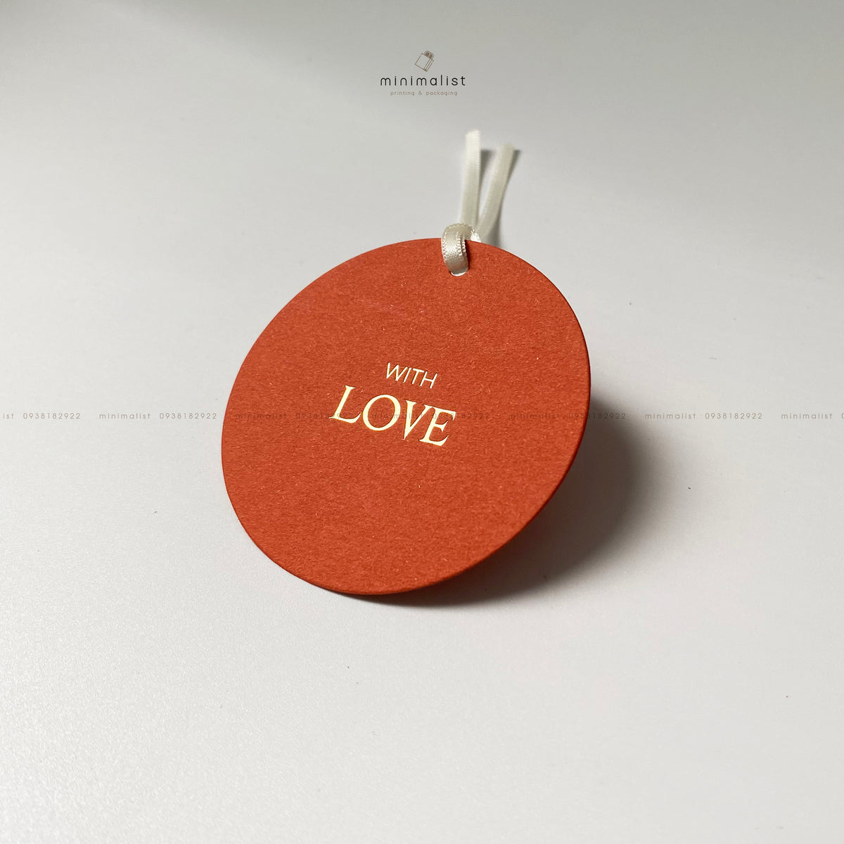 Premium Art Paper Gift Tags – Set of 50 Round Tags (6cm) with Hot-Foil “WITH LOVE” – Minimalist Style for Gift Bags & Packaging
