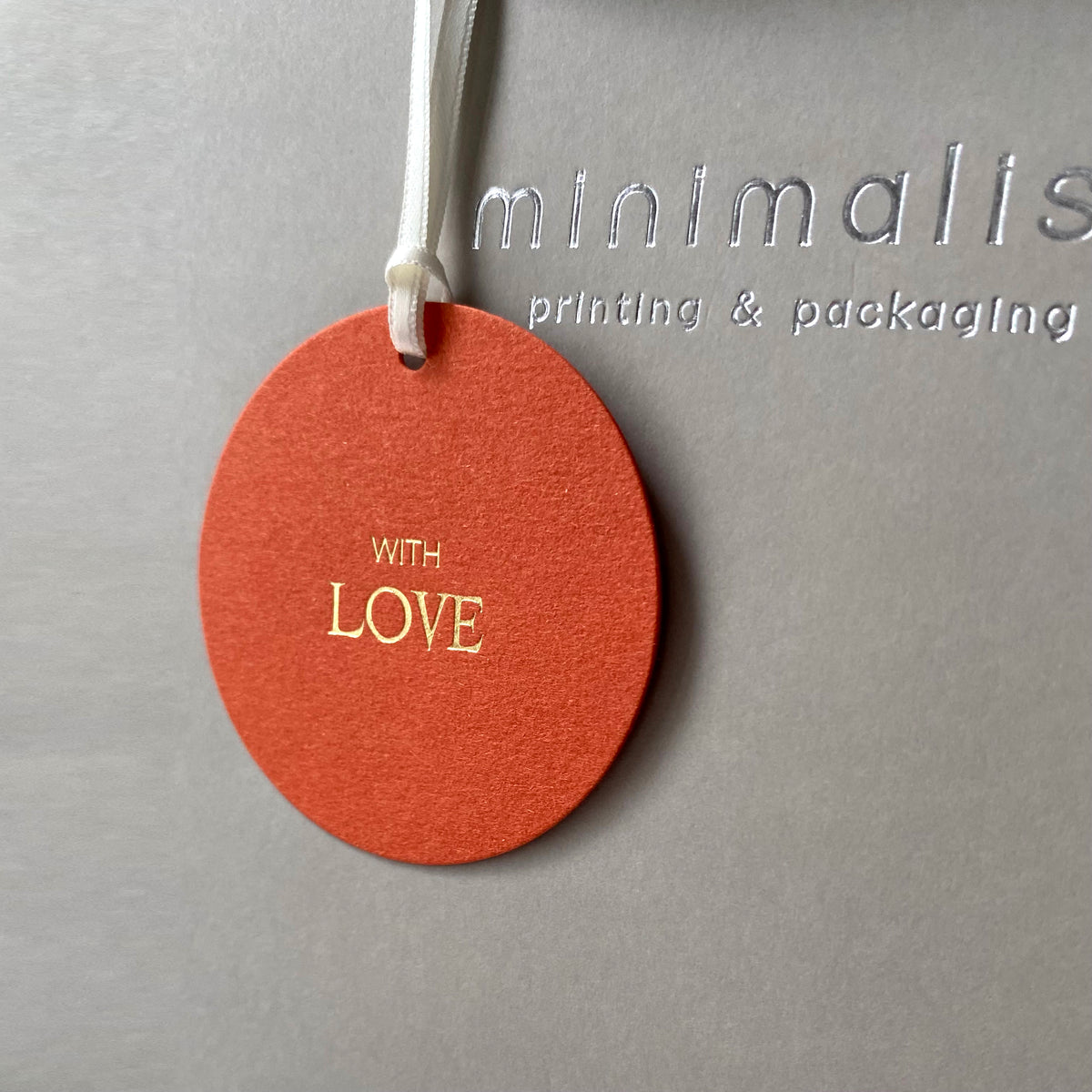 Premium Art Paper Gift Tags – Set of 50 Round Tags (6cm) with Hot-Foil “WITH LOVE” – Minimalist Style for Gift Bags & Packaging