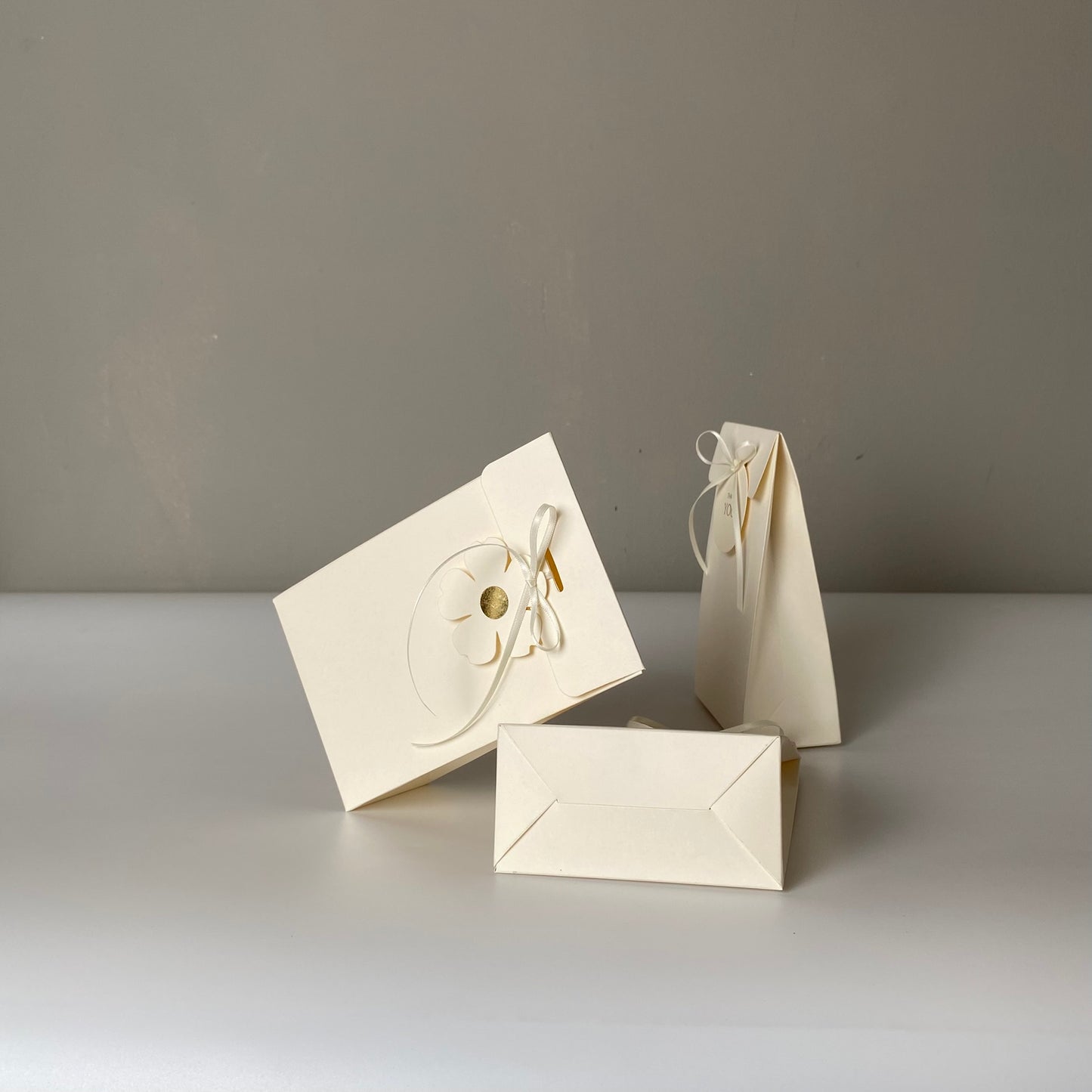 Set of 100 White Kraft Paper Bags with hanging tag (10 × 16 × 5 cm) – Foldable Bottom