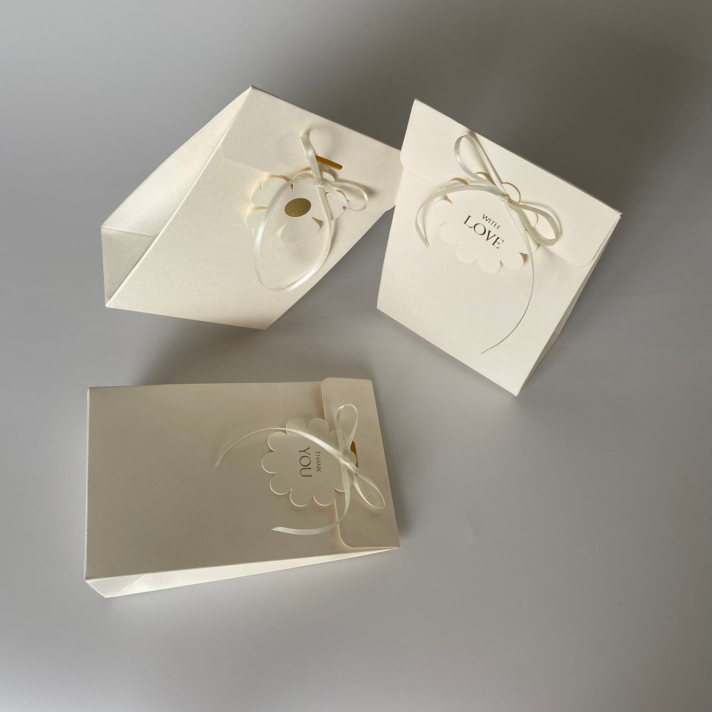 Set of 100 White Kraft Paper Bags with hanging tag (10 × 16 × 5 cm) – Foldable Bottom